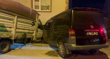 Bursa'da inanılmaz olay! Kamyonet ve minibüs evin salonuna daldı
