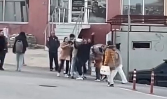 Bursa'da kadınlar yumruk yumruğa kavga etti