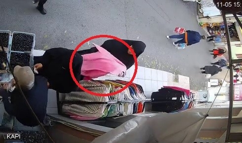 Bursa'da kıyafeti el çabukluğu ile çantaya attılar