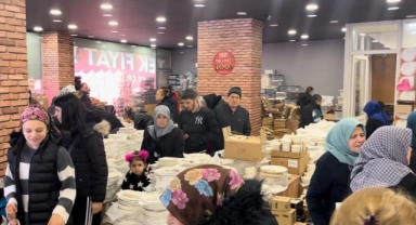 Bursa'da mağaza açılışında izdiham! Ürünler yarı fiyatına indi, vatandaşlar birbirini ezdi