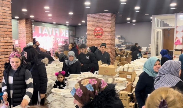 Bursa'da mağaza açılışında izdiham! Ürünler yarı fiyatına indi, vatandaşlar birbirini ezdi