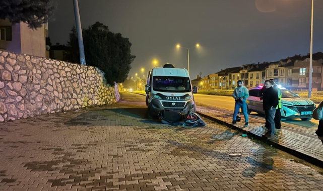 Bursa'da minibüs ile motosiklet kafa kafaya çarpıştı! 1 ağır yaralı