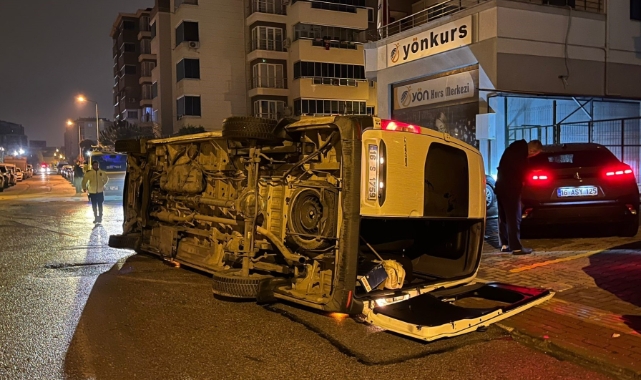 Bursa'da otomobil ile servis minibüsü çarpıştı!