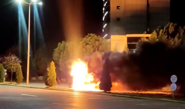 Bursa'da park halindeki belediye midibüsü alev alev yandı