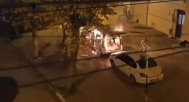 Bursa'da park halindeki ticari araç alev topuna döndü 
