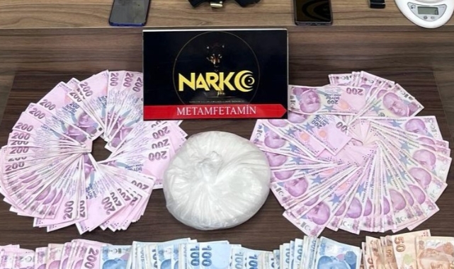 Bursa'da polisten kaçan şahısların aracında 1 kilogram uyuşturucu ele geçirildi