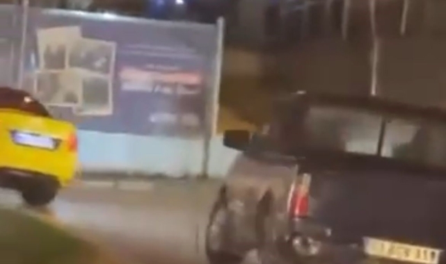 Bursa'da seyir halindeki kamyonet drift atarak ilerledi