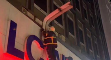 Bursa'da şiddetli lodos hayatı felç etti! Tabelalar uçtu