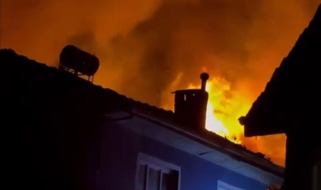 Bursa'da sobadan çıkan yangın 3 evi küle çevirdi   