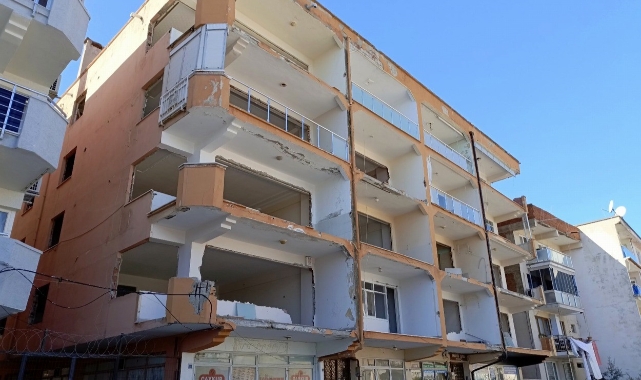 Bursa'da yıkılmayan bina tehlike saçıyor