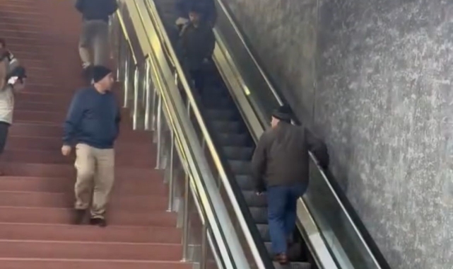 Bursa'da yürüyen merdivenlere ters binip ilerlemeye çalıştı