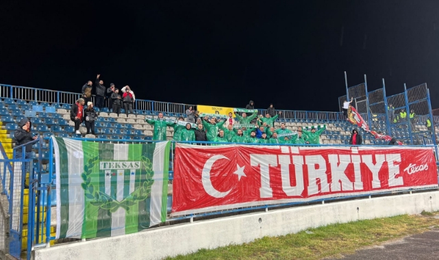 Bursaspor taraftarları A Milli Takım'ı Karadağ'da yalnız bırakmadı