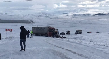 Buzlanma yüzünden kayan tır yolu trafiğe kapattı