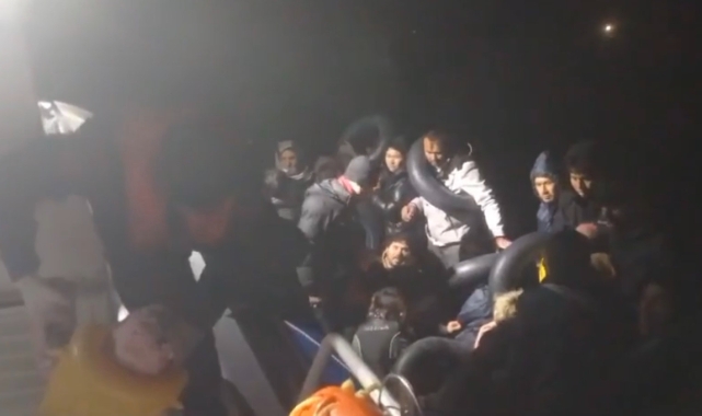 Çanakkale’de lastik botla sürüklenen 36 kaçak göçmen kurtarıldı