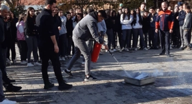 Çankırı'da öğrencilere yangın söndürme eğitimi