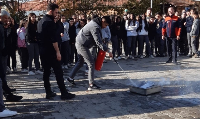 Çankırı'da öğrencilere yangın söndürme eğitimi