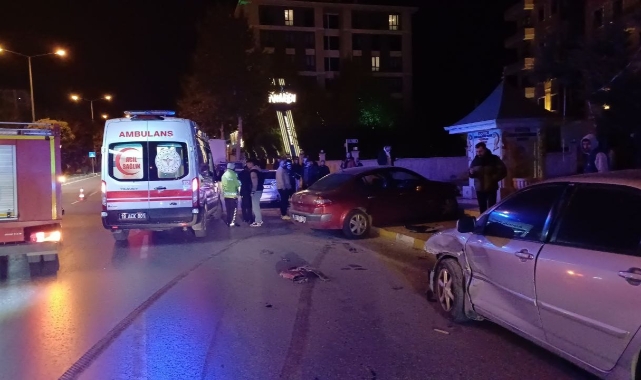 Çorum’da kontrolden çıkan otomobil park halindeki araçlara çarptı