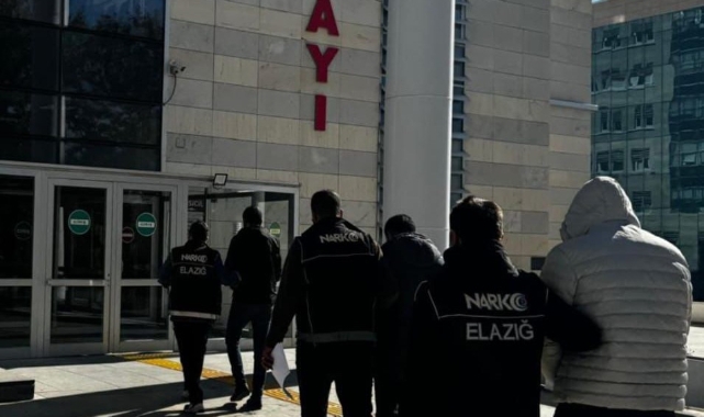 Dedektör köpek kokladı araçta uyuşturucu çıktı 