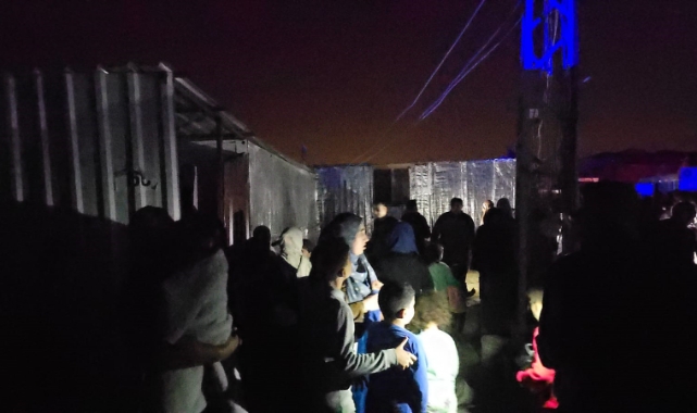 Depremzedeleri korkutan yangın: 3 konteyner alevlere teslim oldu   