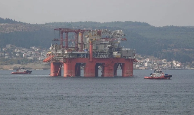 Dev petrol platformu Çanakkale Boğazı'nda