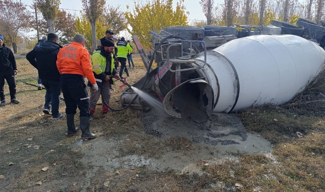 Devrilen beton mikseri içindeki beton boşaltılarak kaldırıldı   