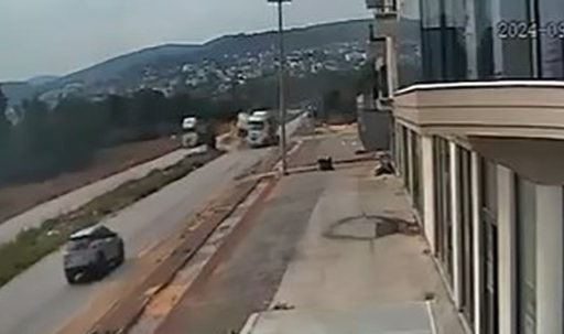 Dikkatsiz kamyoncular, kafa kafaya çarpıştı