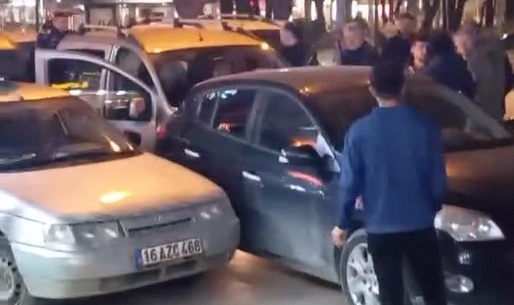 Direksiyon başında fenalaştı önündeki araca çarptı: 2 yaralı