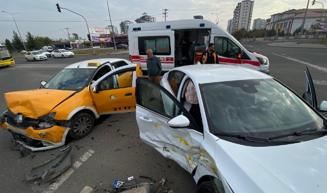 Diyarbakır’da iki otomobil çarpıştı