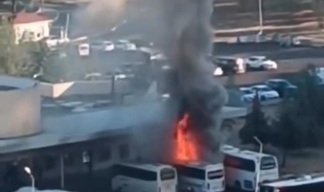 Diyarbakır Otogarı'nda park halindeki otobüs alevlere teslim oldu 
