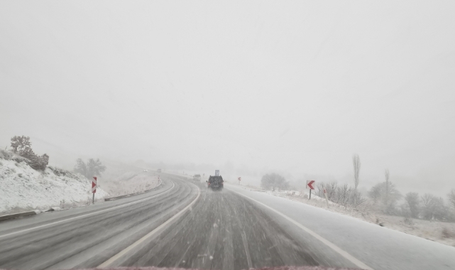 Domaniç - İnegöl dağ yolu kar ve tipi nedeniyle ağır vasıtalara kapatıldı