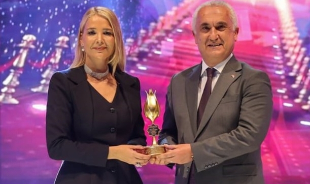 DOSABSİAD Başkanı Nilüfer Çevikel'e anlamlı ödül