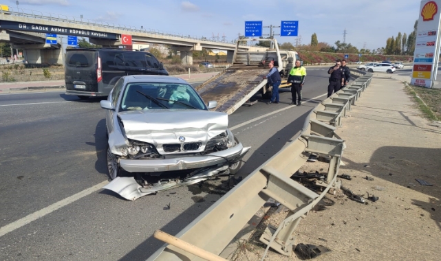Edirne'de demir bariyere çarpan otomobilin sürücüsü yaralandı
