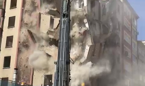 Elazığ’da ağır hasarlı bina tek dokunuşla yıkıldı