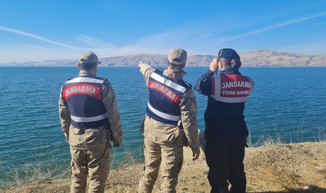 Elazığ’da ot yangınını jandarma ekipleri söndürdü 