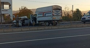 Elazığ'da otomobil ile kamyonet çarpıştı! 1 ölü