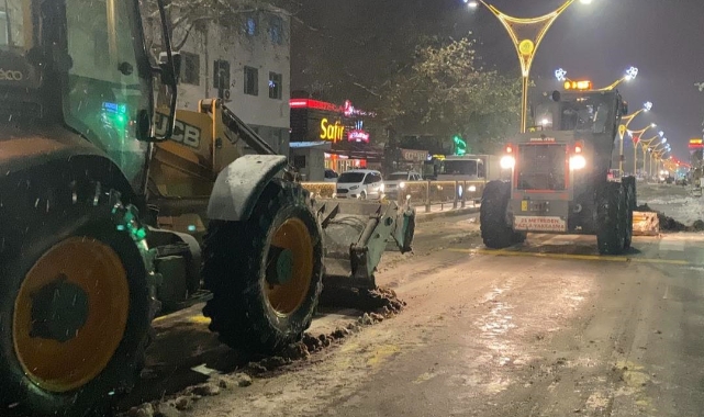 Erzincan’da karla mücadele sürüyor