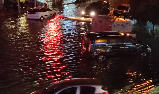 Fethiye’de sağanak yağış yolları göle çevirdi