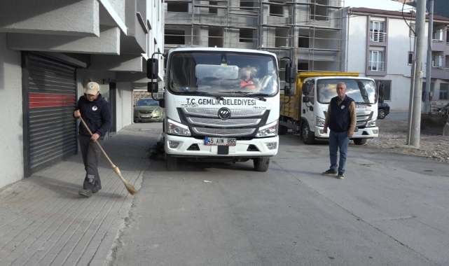 Gemlik Belediyesi boş arsaları temizliyor
