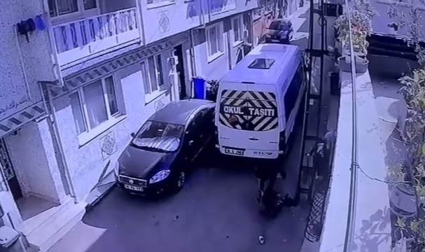 Geri manevra yapan servis minibüsü kadına çarptı