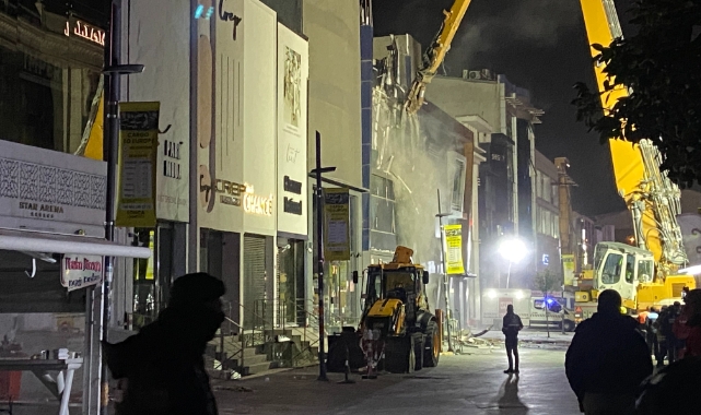 Güngören'de bina çöktü! Göçük altındaki işçiyi kurtarma çalışmalarında 16. saat
