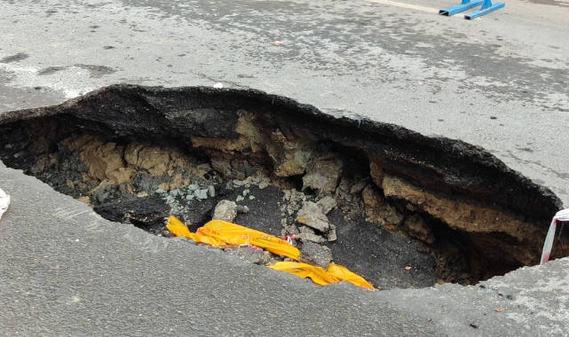 Güngören'de çöken yol hala trafiğe açılmadı, esnaf mağdur oldu