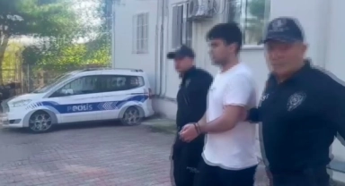 Gürültü yaptı diye küçük çocuğa yumruk atıp yere fırlattı