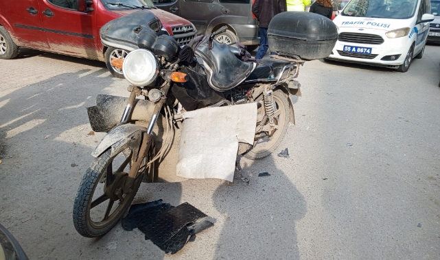 Hafif ticari araç ile motosiklet çarpıştı