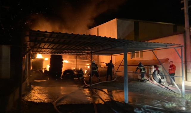 Hatay'da lastikçide yangın: Alevler geceyi aydınlattı