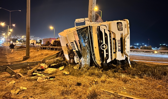 Hatay’da refüje çarpan tır yan yattı, kasasındaki araçlar yola savruldu