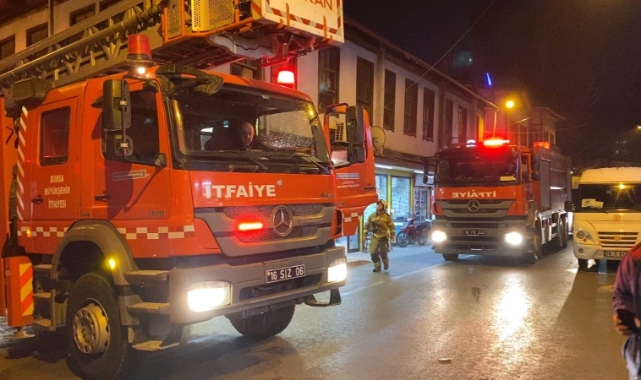 İnegöl'de 2 katlı ahşap binada yangın