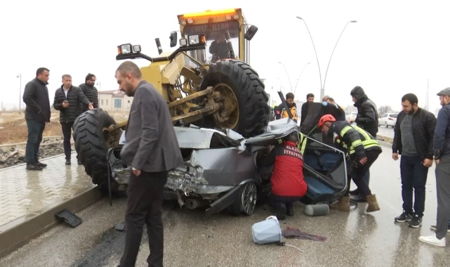 İş makinesinin altına giren otomobilin sürücüsü öldü