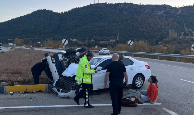 Isparta’da otomobil ile midibüs kavşakta çarpıştı: 5 yaralı