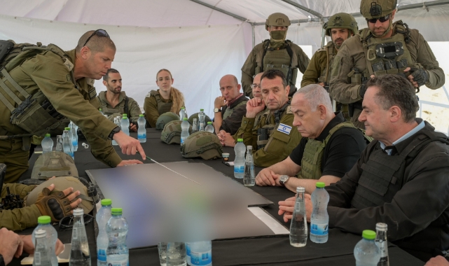 İsrail Başbakanı Netanyahu, Gazze'yi ikiye bölen Netzarim Koridoru'na gitti