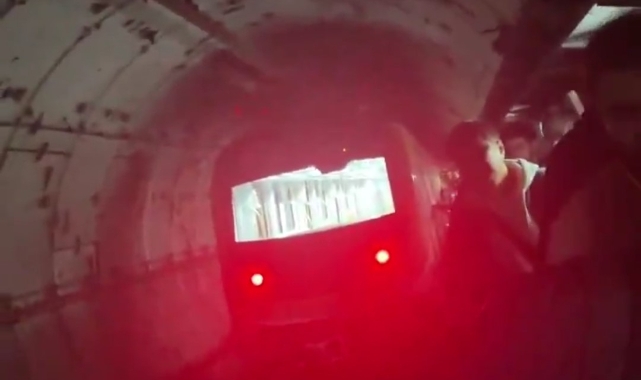 İstanbul'da sürücüsüz metroyu yolcular acil butonuna basarak durdurdu
